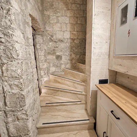Old Town Matushko Oda ve Kahvaltı Split