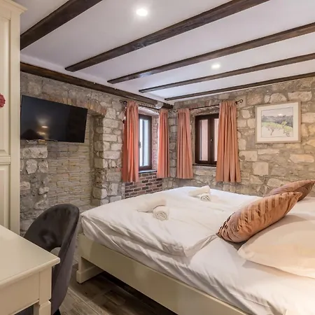 krevet i doručak Old Town Matusko 3*